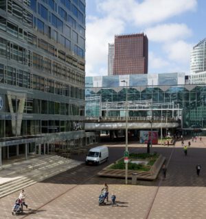 Het plein achter station Den Haag Centraal.